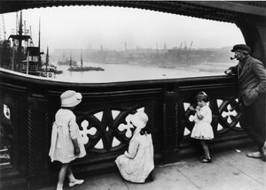 Personnes regardant la Tamise depuis Tower Bridge, Londres