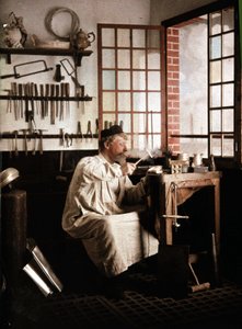 Orfèvre dans son atelier, autochrome par Georges Henry, v. 1910