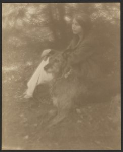 [Femme assise avec chien]