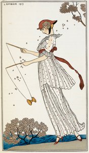 Une femme portant une robe en lin blanc imprimé, jouant avec un jouet