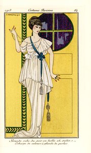Femme en robe de soirée luxueuse en tulle et satin, ceinture en velours vert avec gland de perles