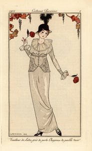 Femme en tailleur gris perle et chapeau de paille noir
