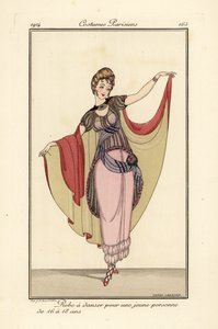 Jeune femme en robe de danse avec cape