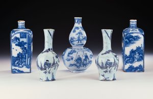 Sélection de Céramiques Bleues et Blanches de Francfort dans un Style Chinois, y Compris Deux Flasques à Esprit Bleues et Blanches de Francfort, une Paire de Vases Octogonaux Yan Yan de Francfort, et un Vase Double-Gourde Bleu et Blanc de Francfort, vers 1 - German School