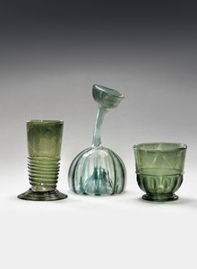 Un gobelet en verre Waldglas, un strangenglas et un kuttrolf