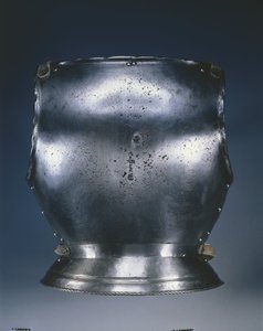 Plastron, vers 1510-1530 (acier avec peinture noire, sangles en cuir)
