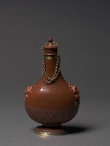 Bouteille, fabricant Meissen Porcelain Factory, Allemagne, vers 1715 (grès rouge poli, montures en argent doré)