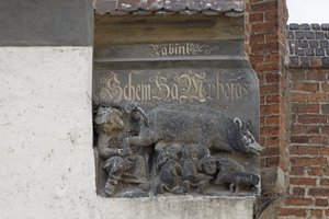 Sculpture représentant la Judensau, vers 1440 (pierre)