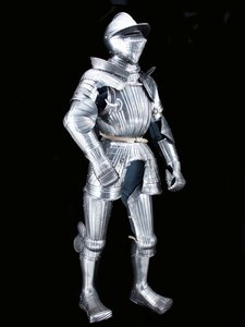 Armure de campagne "Maximilian" du groupe "Fico", avec casque associé, vers 1525-1530, décorée vers 1805