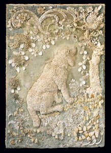 Un des deux chiens assis Louis XV modelés en relief, dans un cadre de type grotte - German School
