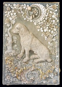 Un des deux chiens assis Louis XV modelés en relief, dans un cadre de type grotte - German School