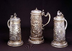 Chope cylindrique en argent doré par Paul Hubner, Ausburg 1590; chope cylindrique en argent doré par Tobias Kramer, Ausburg 1620; chope cylindrique partiellement dorée par Paul Hubner, Ausburg 1590, 16e-17e siècle