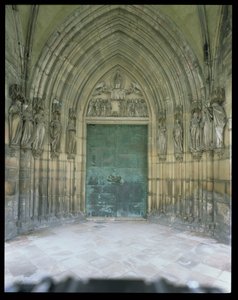 Le Portail du Paradis : Les Cinq Vierges Sages et les Cinq Vierges Folles, figures de jambage sculptées vers 1250, porche construit vers 1350 - German School