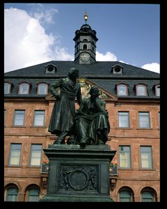 Vue de la nouvelle mairie et du monument des frères Grimm