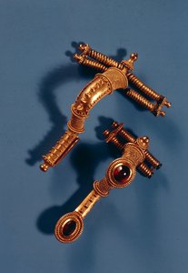 Deux broches courbes, de Hassleben, Thuringe (or et pierres précieuses)
