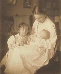 [Mère en robe de chambre, assise, avec un nourrisson et un petit garçon]. - Gertrude Käsebier
