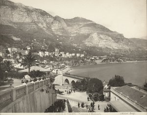 Vue panoramique de Montecarlo à Monaco. La scène montre divers passants; à gauche, on voit un gros plan d