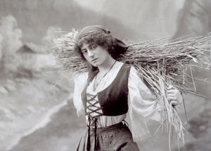 Jeune femme en tenue traditionnelle portant un fagot de paille - Giacomo Brogi