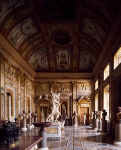 Salle des Empereurs avec Enlèvement de Proserpine au centre, par Gian Lorenzo Bernini, Galerie Borghèse, Rome, Italie