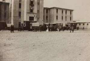 Album "Images de la guerre II": soldats italiens et ambulances de la Croix-Rouge à Gradisca Sagrado, Gorizia, Italie (photo n/b)