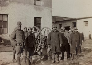 Album "Images de guerre II" : soldats italiens à Gradisca Sagrado, Gorizia, Italie