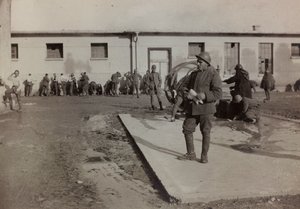 Album "Images de la guerre II": soldats italiens à Gradisca Sagrado, Gorizia, Italie (photo n/b)