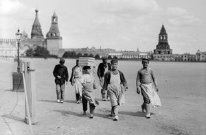 Ouvriers moscovites russes marchant vers le travail avec les remparts de la forteresse du Kremlin en arrière-plan