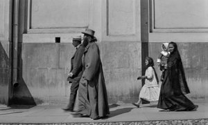 Prêtre orthodoxe russe se promenant sur le trottoir suivi de sa femme et de ses deux enfants à Moscou