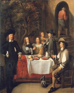 Compagnie élégante à une table sur une terrasse