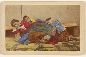 [Mère gitane et trois enfants endormis sur le banc et le sol].