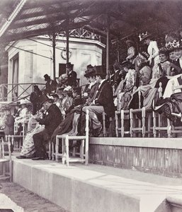 Course de spectateurs dans le parc des Cascine : la comtesse Cenami avec ses filles, Levi, Conte Gondi, Mme Van der Keim et sa belle-fille