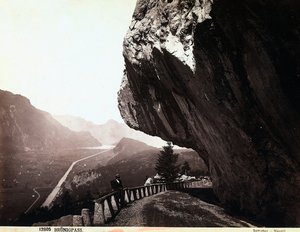 Une route dans les montagnes du col du Brünig, en Suisse