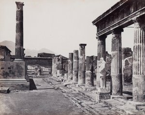 Colonnade orientale du Temple de Vénus Pompeiiana à Pompéi - Giorgio Sommer