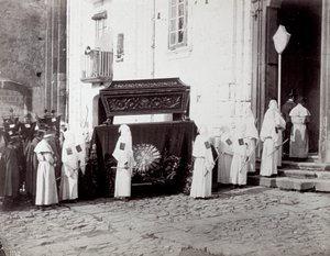 Procession funéraire de la Congrégation de San Francesco à Naples. Au premier plan, devant une église, de nombreux 