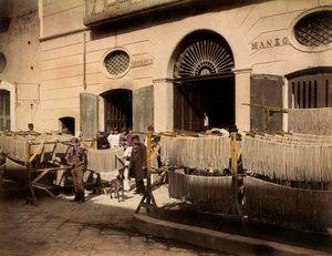 Rangées de séchoirs à maccheroni devant une usine à Torre Annunziata