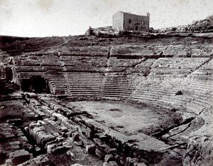 Les vestiges du théâtre grec à Syracuse dans le parc monumental de Néapoll. Au premier plan, l