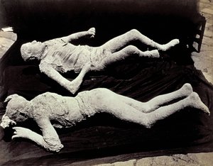 Deux moulages de figures humaines des fouilles de Pompéi. Les expositions ont été placées sur un tissu noir pour les photographier - Giorgio Sommer