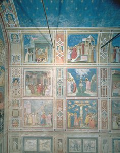 Vue des fresques sur le mur gauche (après restauration)