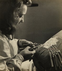 Travail juvénile dans le G.I.L de Ravenne : atelier de broderie