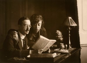 Couple marié lisant un livre