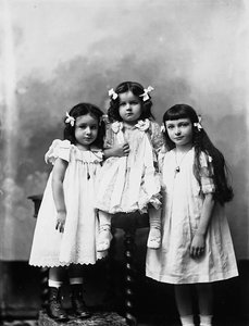 Portrait en studio de trois enfants - Phillipe de Marlier