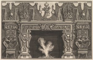 Oiseau dans une coquille au centre du linteau, avec une frise de trophées, surmontée d