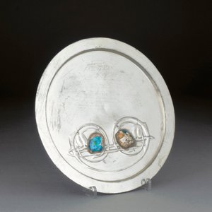 Une assiette en étain anglais avec des émaux turquoise - Giovanni Bigatti