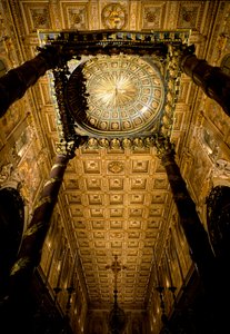 Vue du plafond avec caissons en bois marqués et dorés par Giuliano da Sangallo et maître-autel réalisé par l