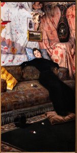 Femme sur le canapé