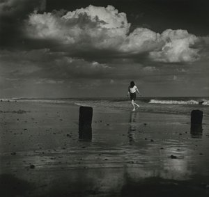 Enfant jouant avec les vagues à la plage - Godfrey Macdominic