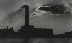 Centrale électrique au bord de la Tamise, Londres années 1950