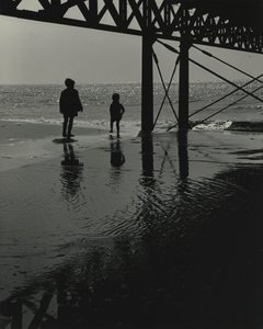Deux enfants jouant à la plage