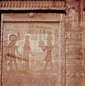 Relief représentant un pharaon faisant une offrande à Hathor et Horus, de la Maison de Naissance romaine, ou Mammisi, à Dendérah, c.125 av. J.-C.-60 apr. J.-C.