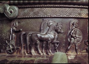 Une quadrige et un hoplite, détail de la frise autour du col du cratère de Vix